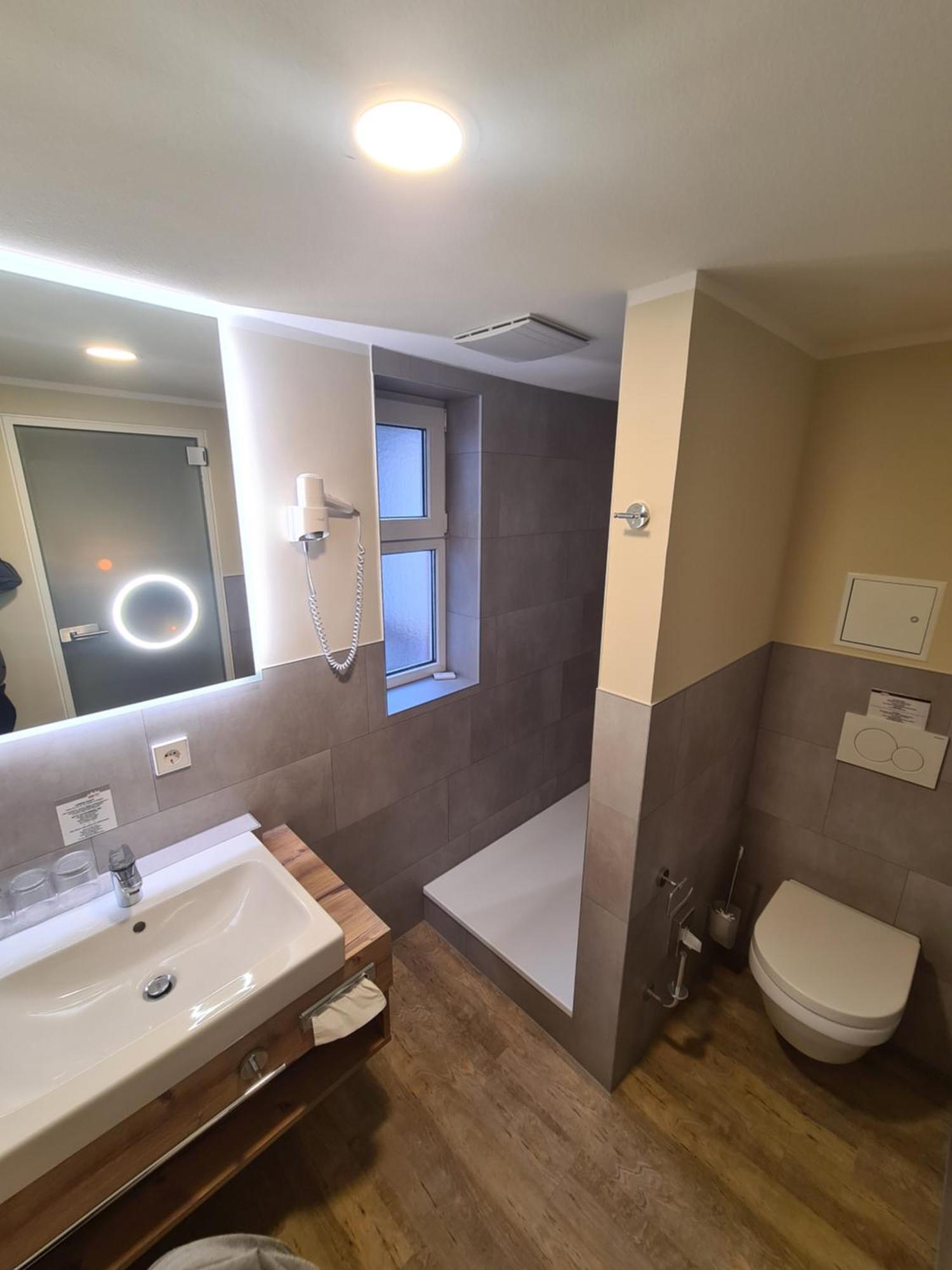 Stadthotel Engel Ettlingen Zewnętrze zdjęcie